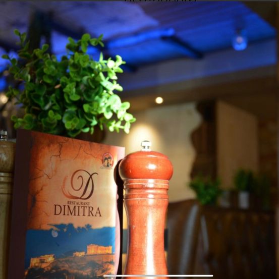 Bild enthält, Plant, Potted Plant, Herbs, Jar, Pottery, Couch, Planter, Vase, Book, Interior Design