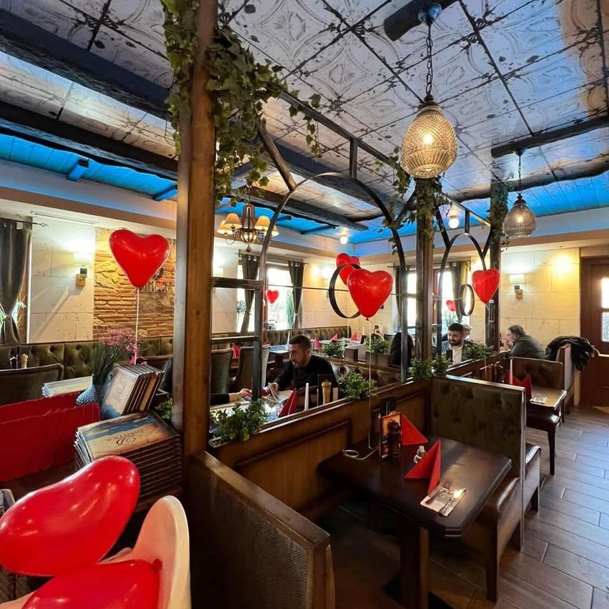 Bild enthält, Indoors, Architecture, Building, Furniture, Lounge, Person, Balloon, Beauty Salon, Face, Head