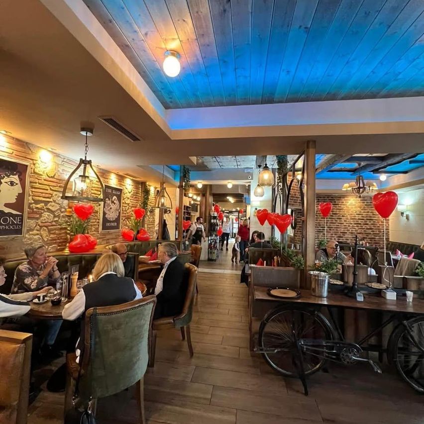 Bild enthält, Adult, Female, Person, Woman, Urban, Indoors, Furniture, Wheel, Night Life, Face