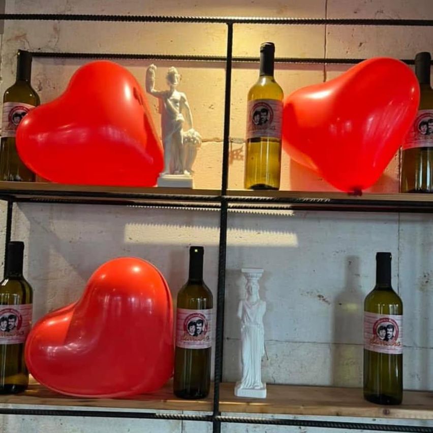 Bild enthält, Symbol, Person, Balloon, Love Heart Symbol, Furniture