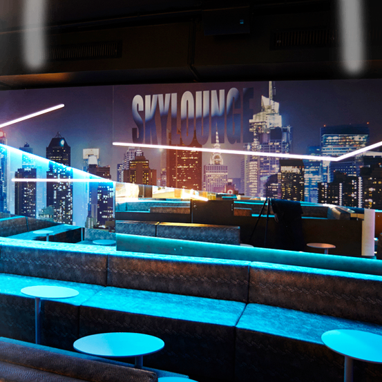 Bild enthält, Pub, Lighting, Urban, Architecture, Building, City, Metropolis, Furniture, Bar