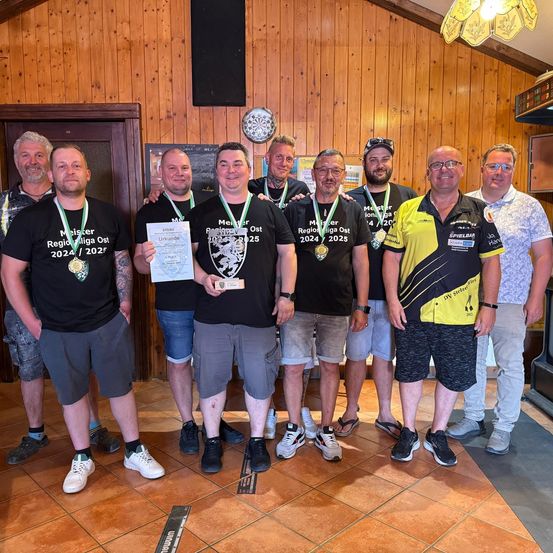 Eine Gruppe von Männern mit Medaillen und einem Zertifikat posiert für ein Foto in einem Raum mit Holzwänden.