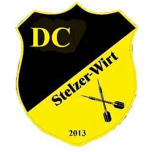 Das gelbe und schwarze Emblem für DC Stelzer-Wirt zeigt ein Paar gekreuzter Dartpfeile und das Jahr 2013. Der Text 'DC' ist oben prominent angebracht.