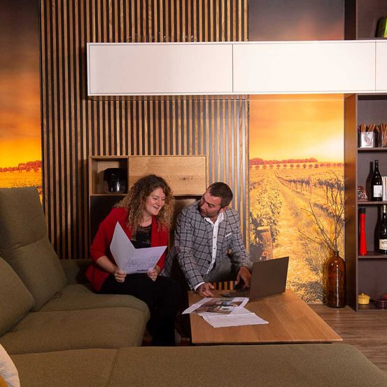 Bild enthält, Interior Design, People, Person, Living Room, Adult, Female, Woman, Male, Man, Couch