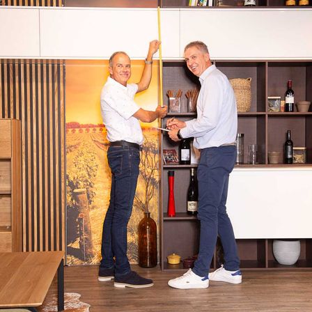 Bild enthält, Adult, Male, Man, Person, Furniture, Table, Jeans, Pants, Shoe, Face