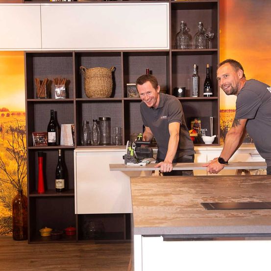 Bild enthält, Indoors, Interior Design, Adult, Male, Man, Person, Face, Head