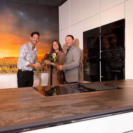 Bild enthält, Adult, Male, Man, Person, Bride, Female, Woman, Indoors, Interior Design, Kitchen