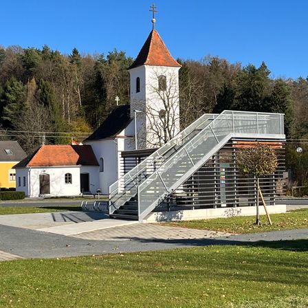Bild enthält, Grass, Spire, House, Housing, Staircase, Outdoors, Arch