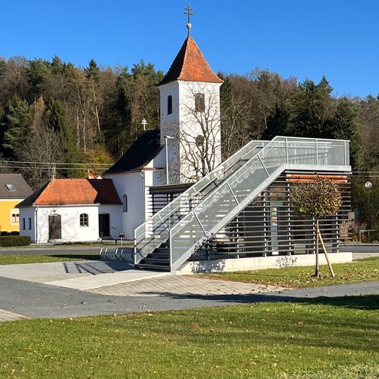 Bild enthält, Grass, Spire, House, Housing, Staircase, Outdoors, Arch