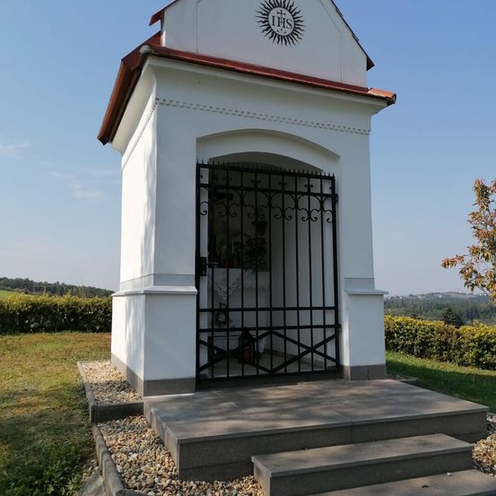 Bild enthält, Gate, Housing, House, Portico, Arch, Gothic Arch, Outdoors