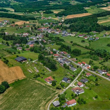 Bild enthält, Outdoors, Nature, Countryside, Building, Rural, Aerial View, Farm