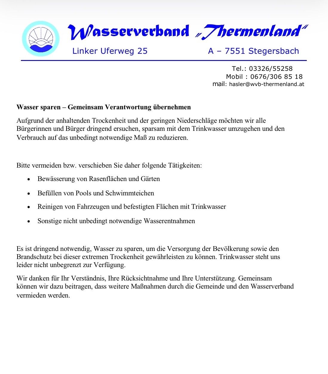 Ein offizieller Hinweis vom Wasserverband Thermenland, der die Bürger auffordert, Wasser zu sparen aufgrund anhaltender Trockenheit und geringer Niederschläge. Es werden Aktivitäten aufgelistet, die vermieden werden sollen, wie das Bewässern von Gärten und das Füllen von Pools. Es werden auch Kontaktdaten bereitgestellt.