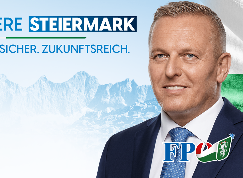 Ein lächelnder Mann in formeller Kleidung steht vor einem Hintergrund von Bergen. Unter einem Logo steht der Text 'SERE STEIERMARK. K. SICHER. ZUKUNFTSREIC.' Die Buchstaben 'FP' befinden sich in der unteren rechten Ecke.