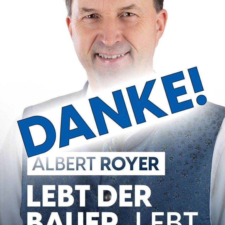 Ein lächelnder Mann, der eine Weste mit dem Text 'DANKE!' und 'Albert Royer' trägt, steht vor einem weißen Hintergrund. Die Weste hat ein Blumenmuster. Der Mann ist wahrscheinlich ein Bauer.