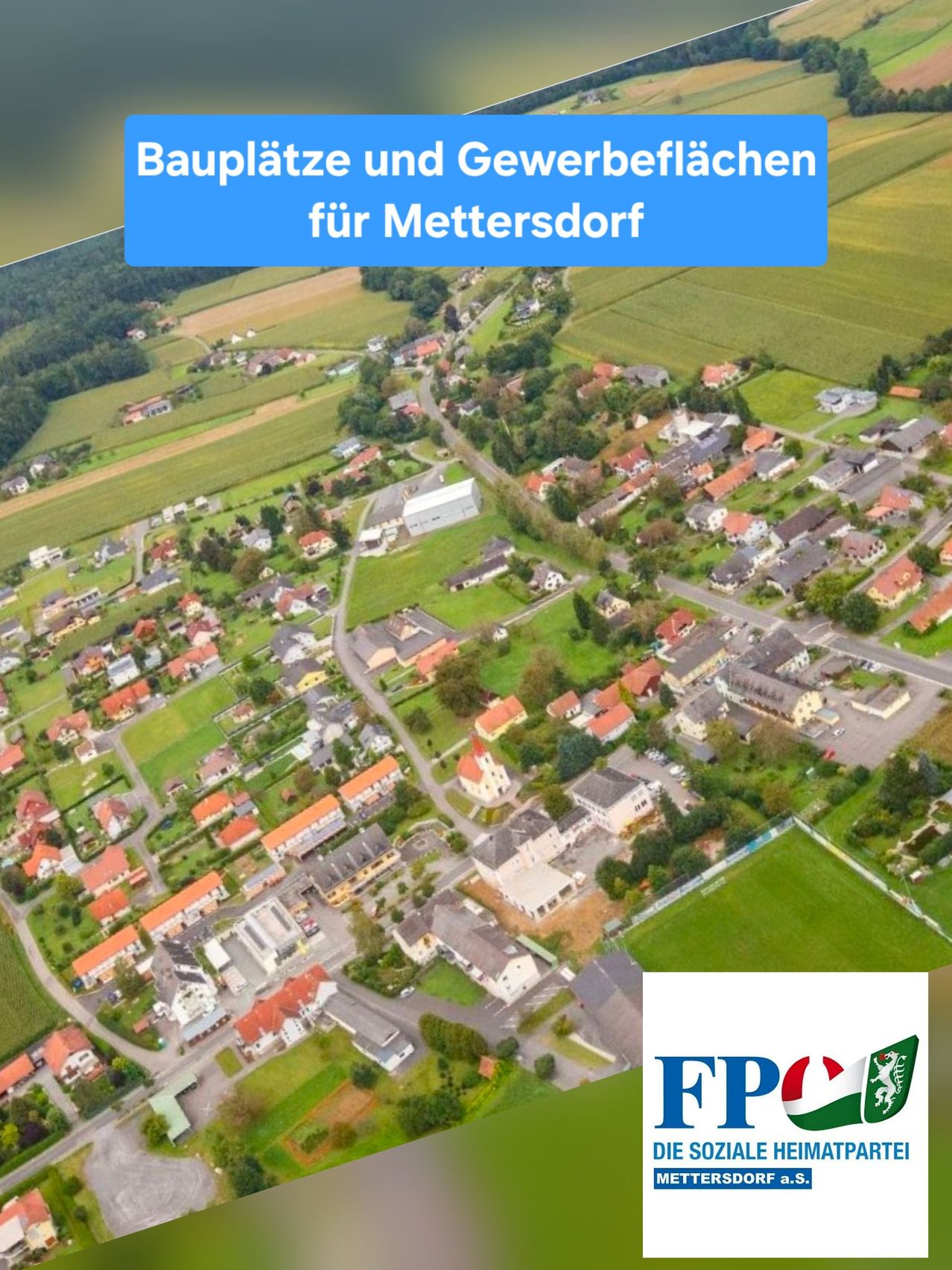 Luftaufnahme eines Dorfes namens Mettersdorf mit mehreren Gebäuden, Häusern und Bäumen. Blauer Text lautet 'Bauplatze und Gewerbeachen für Mettersdorf'.
