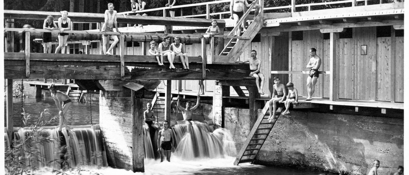 Bild enthält, Water, Outdoors, Waterfront, Person, Adult, Bride, Female, Woman, Nature, Waterfall
