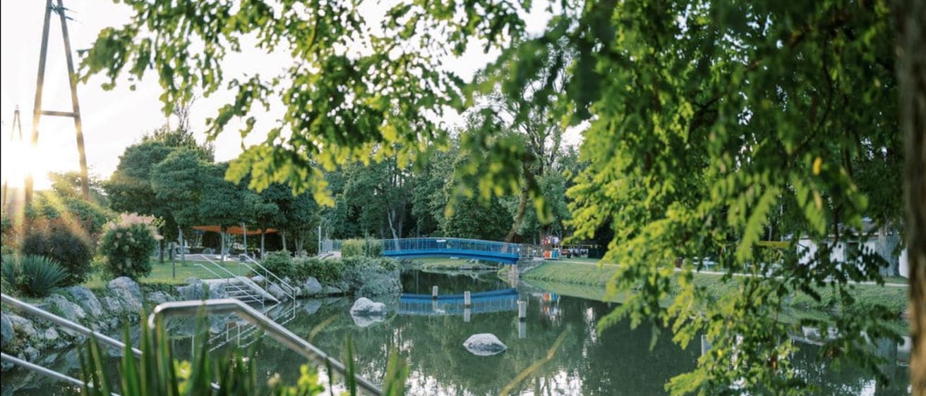 Bild enthält, Nature, Outdoors, Scenery, Pond, Water, Garden, Grass, Park, Vegetation, Lakefront