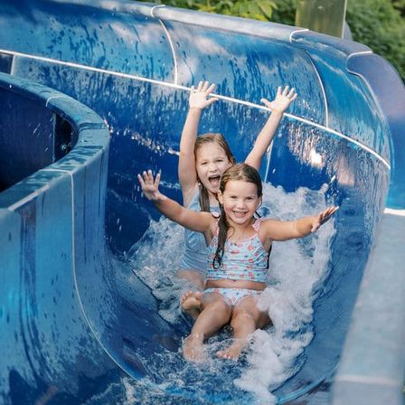 Bild enthält, Person, Sliding, Bathing, Child, Female, Girl, Face, Head, Hot Tub, Tub