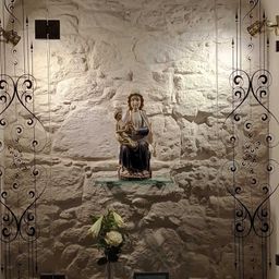 Bild enthält, Shop, Window Display, Adult, Female, Person, Woman, Speaker, Altar