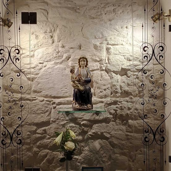 Bild enthält, Shop, Window Display, Adult, Female, Person, Woman, Speaker, Altar