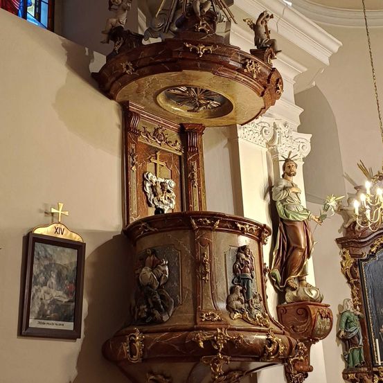 Bild enthält, Indoors, Prayer, Altar, Architecture, Building, Church, Person, Chapel