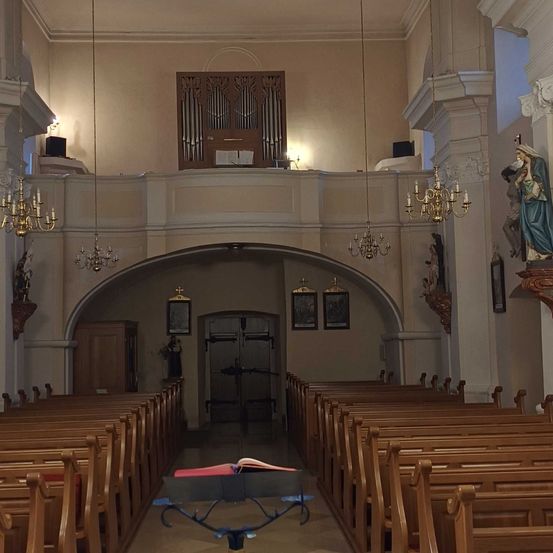 Bild enthält, Indoors, Prayer, Building, Chapel, Church, Person, Altar