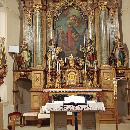 Bild enthält, Altar, Church, Prayer, Book, Indoors, Person, Adult, Female, Woman, Bride