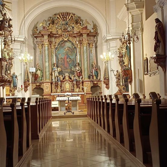 Bild enthält, Indoors, Prayer, Building, Chapel, Church, Person, Altar