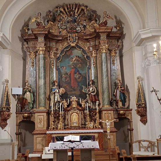 Bild enthält, Altar, Building, Church, Prayer, Indoors, Chapel, Person, Candle, Chandelier, Lamp