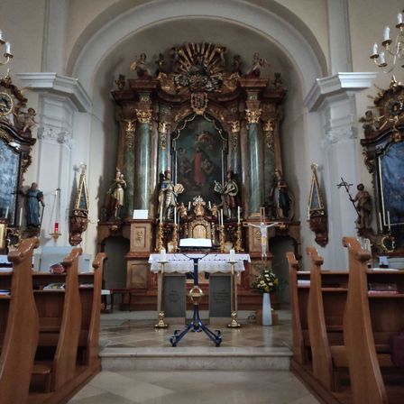 Bild enthält, Altar, Church, Prayer, Indoors, Person, Chapel, Candle