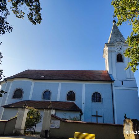 Bild enthält, Spire, Tower, Monastery, Clock Tower, Bell Tower, Arch, Person, Gothic Arch, Bench, Housing