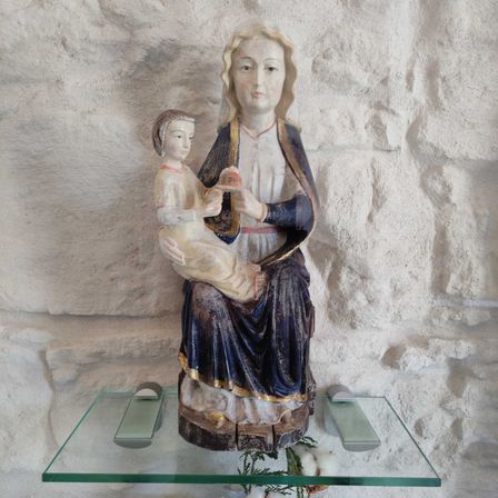 Bild enthält, Adult, Female, Person, Woman, Art, Face, Painting, Tabletop, Flower, Rose