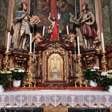 Bild enthält, Altar, Prayer, Adult, Male, Man, Person, Female, Woman, Flower Arrangement, Candle