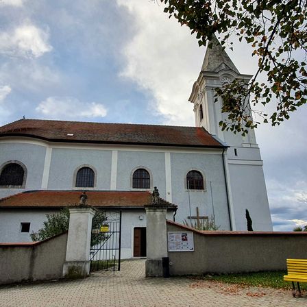 Bild enthält, Spire, Arch, Clock Tower, Gothic Arch, Bench, Monastery, Bell Tower, Person, Outdoors, Grass