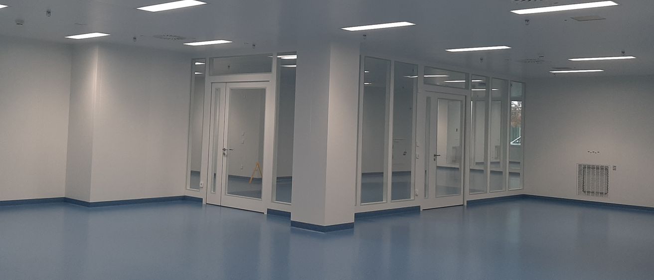 Bild enthält, Floor, Architecture, Building, Flooring, Indoors, Lighting, Door