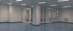 Bild enthält, Floor, Architecture, Building, Flooring, Indoors, Lighting, Door