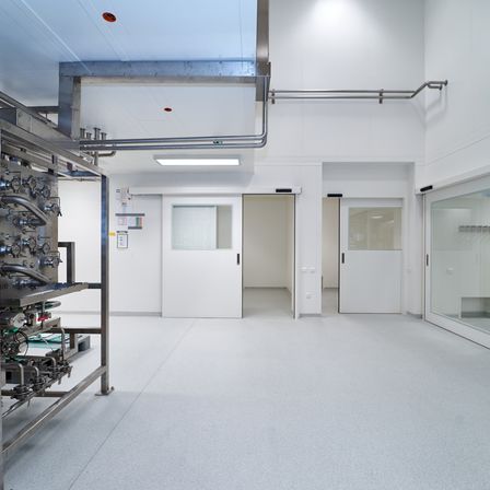 Bild enthält, Floor, Architecture, Building, Flooring, Indoors, Lab