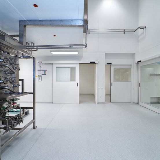 Bild enthält, Floor, Architecture, Building, Flooring, Indoors, Lab