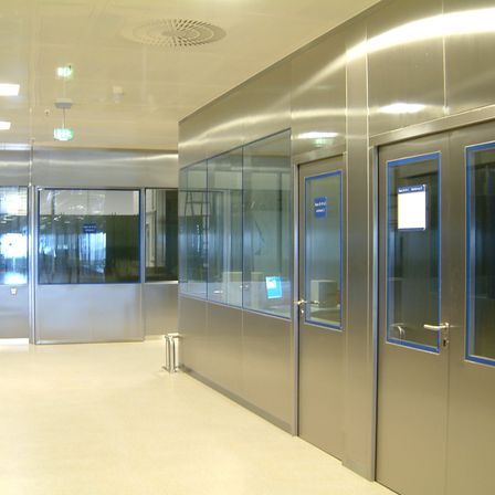 Bild enthält, Architecture, Building, Indoors, Floor, Interior Design, Flooring, Door, Elevator