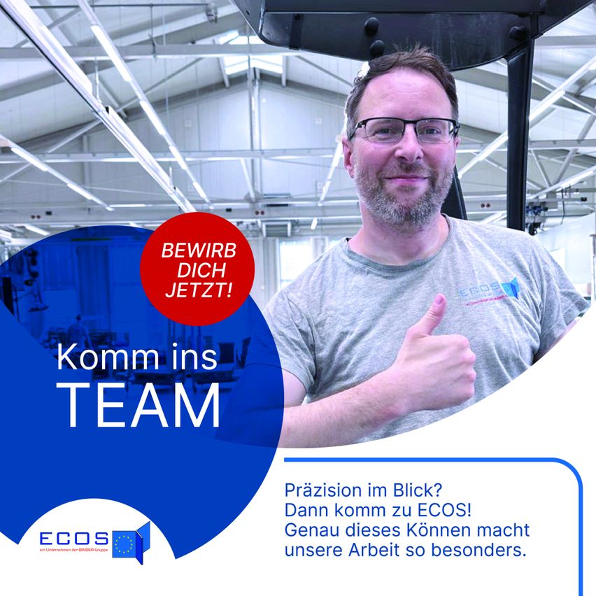 Ein Mann in einem grauen T-Shirt steht in einer Fabrik und gibt einen Daumen hoch. Der Text lautet 'Komm ins Team' und 'Präzision im Blick?' mit einem Logo.