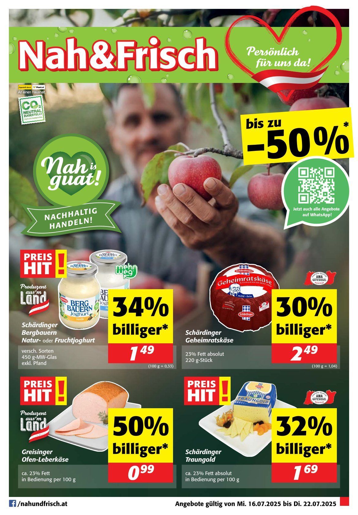 Ein Flyer mit einem Mann, der einen Apfel hält, und Werbeangeboten für verschiedene Produkte. Rabatte umfassen 34% Rabatt auf Joghurt, 30% Rabatt auf Käse, 50% Rabatt auf Schinken und 32% Rabatt auf Käse. Zusätzliche Angebote sind auf WhatsApp verfügbar.