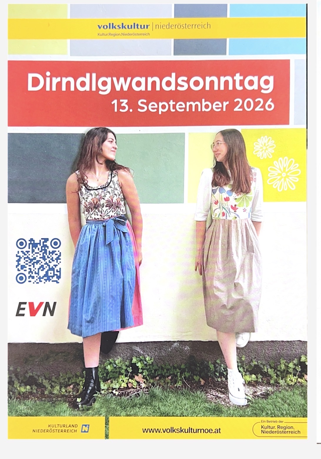 Dirndlgwandsonntag 13. September 2026: Zwei Frauen in Tracht stehen vor einer Wand
