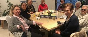 Bild enthält, Dining Table, Furniture, Table, Dining Room, People, Person, Adult, Female, Woman, Restaurant