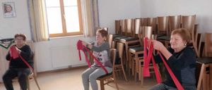 Bild enthält, Floor, Shoe, Person, Student, Glasses, Pants, Furniture, Face, People, Indoors