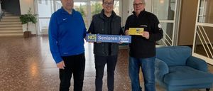 Bild enthält, Text, Adult, Male, Man, Person, Glasses, Driving License, Id Cards, Groupshot