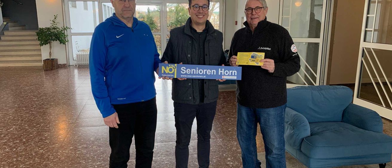 Bild enthält, Text, Adult, Male, Man, Person, Glasses, Driving License, Id Cards, Groupshot