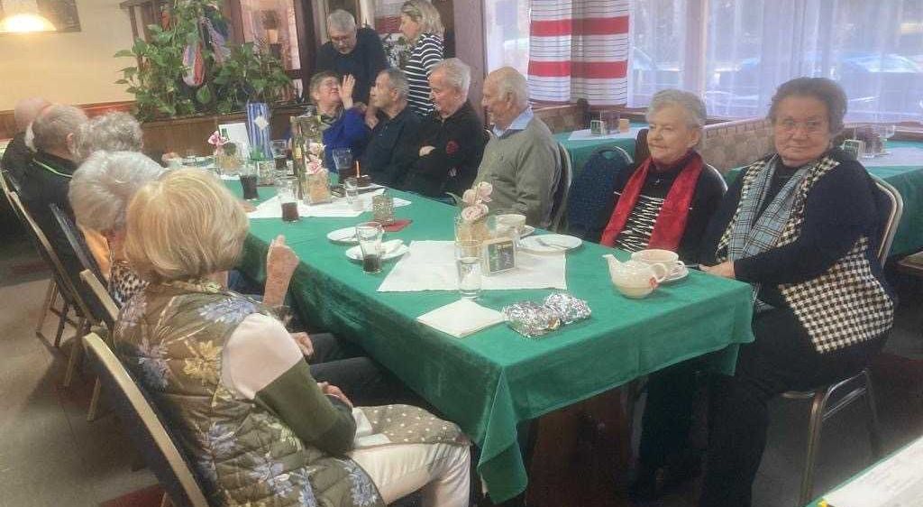 Bild enthält, Dining Table, Table, Dining Room, People, Person, Adult, Female, Woman, Tablecloth, Man
