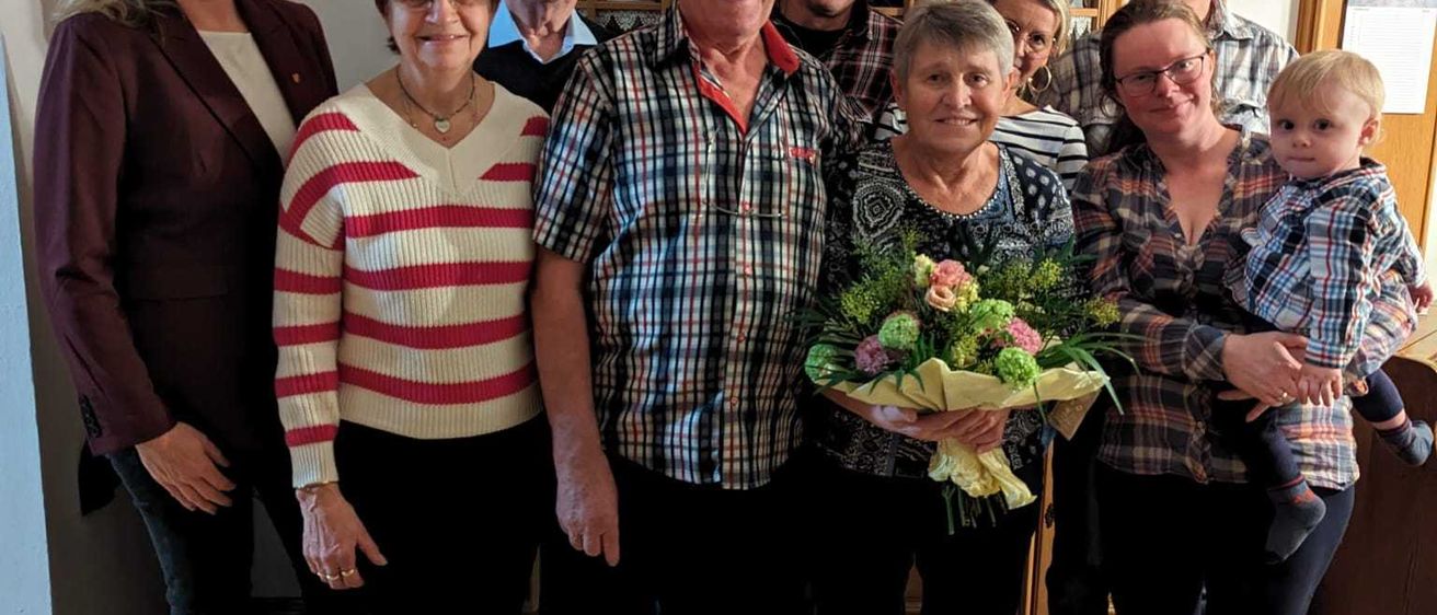 Bild enthält, People, Person, Flower, Flower Arrangement, Flower Bouquet, Photography, Portrait, Pants, Blouse, Potted Plant