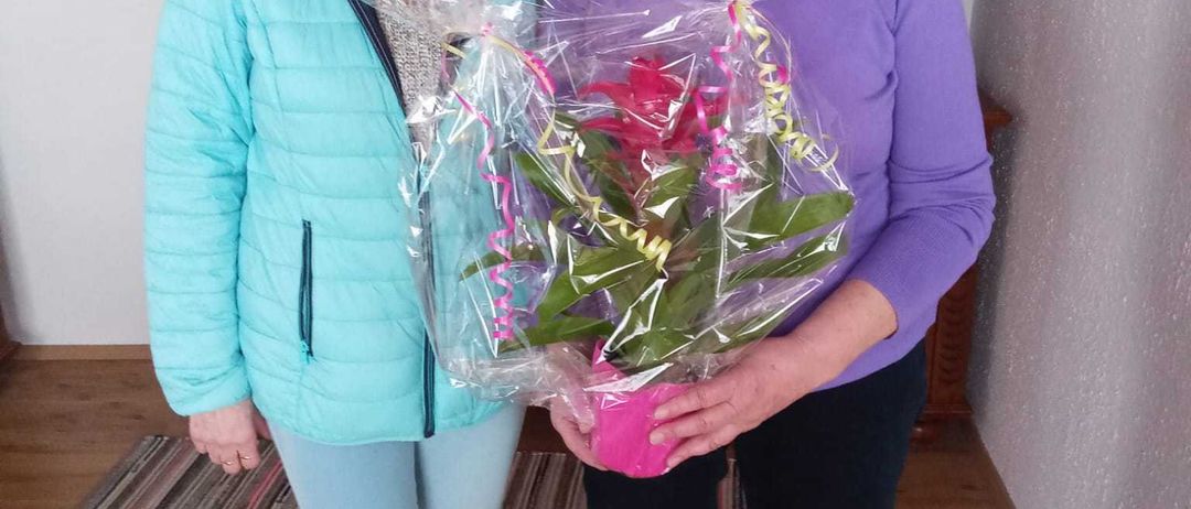 Bild enthält, Potted Plant, Photography, Portrait, Pants, Blouse, Flower, Flower Arrangement, Flower Bouquet, Purple, Coat