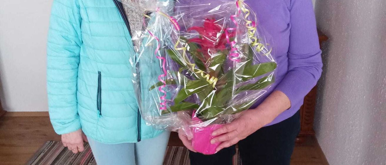 Bild enthält, Potted Plant, Photography, Portrait, Pants, Blouse, Flower, Flower Arrangement, Flower Bouquet, Purple, Coat